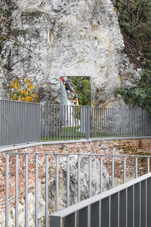 Kai 36 - Hotel Zwischen Fels Und Fluss Graz Zewnętrze zdjęcie The memorial at the crash site