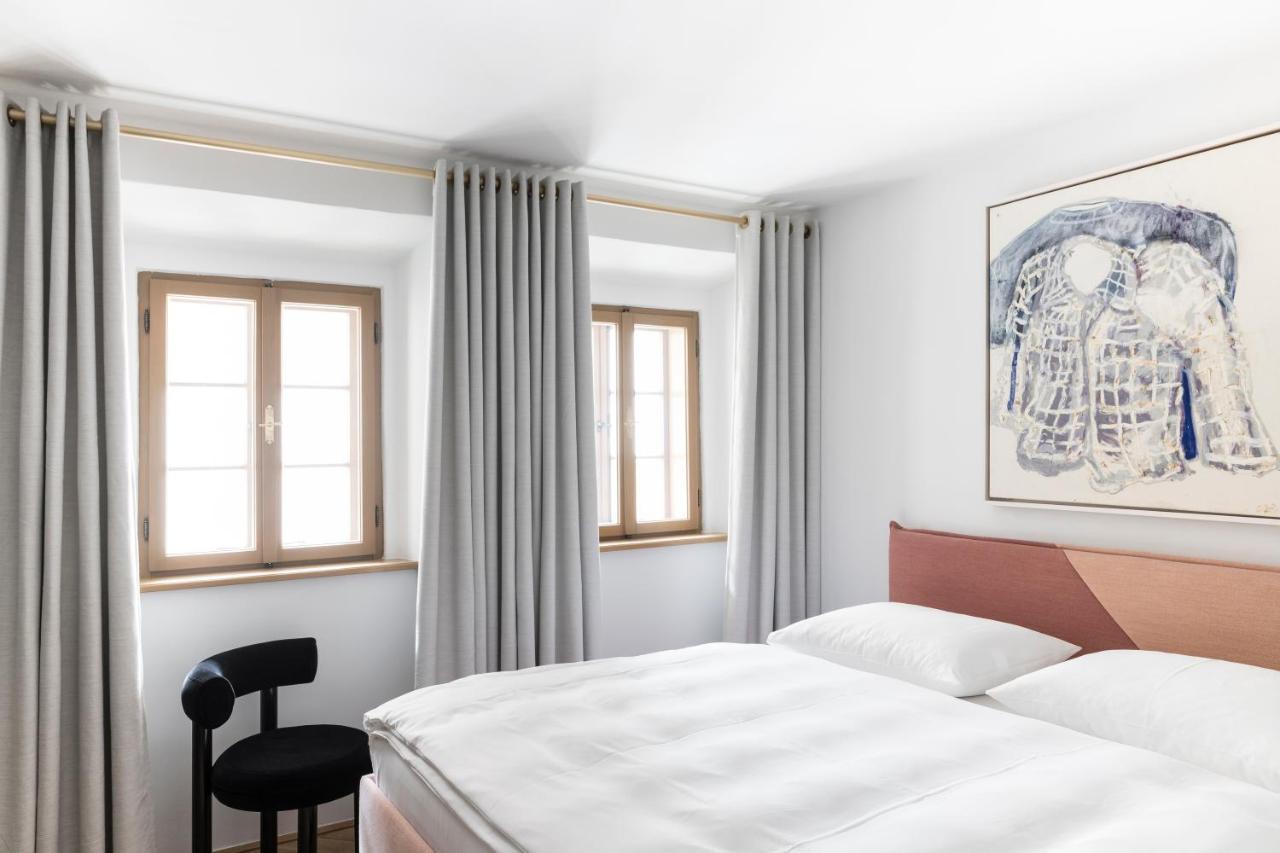 Kai 36 - Hotel Zwischen Fels Und Fluss Graz Zewnętrze zdjęcie A bedroom with curtains
