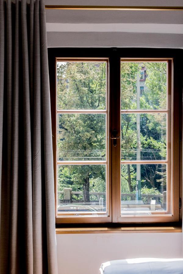 Kai 36 - Hotel Zwischen Fels Und Fluss Graz Zewnętrze zdjęcie A window with curtains