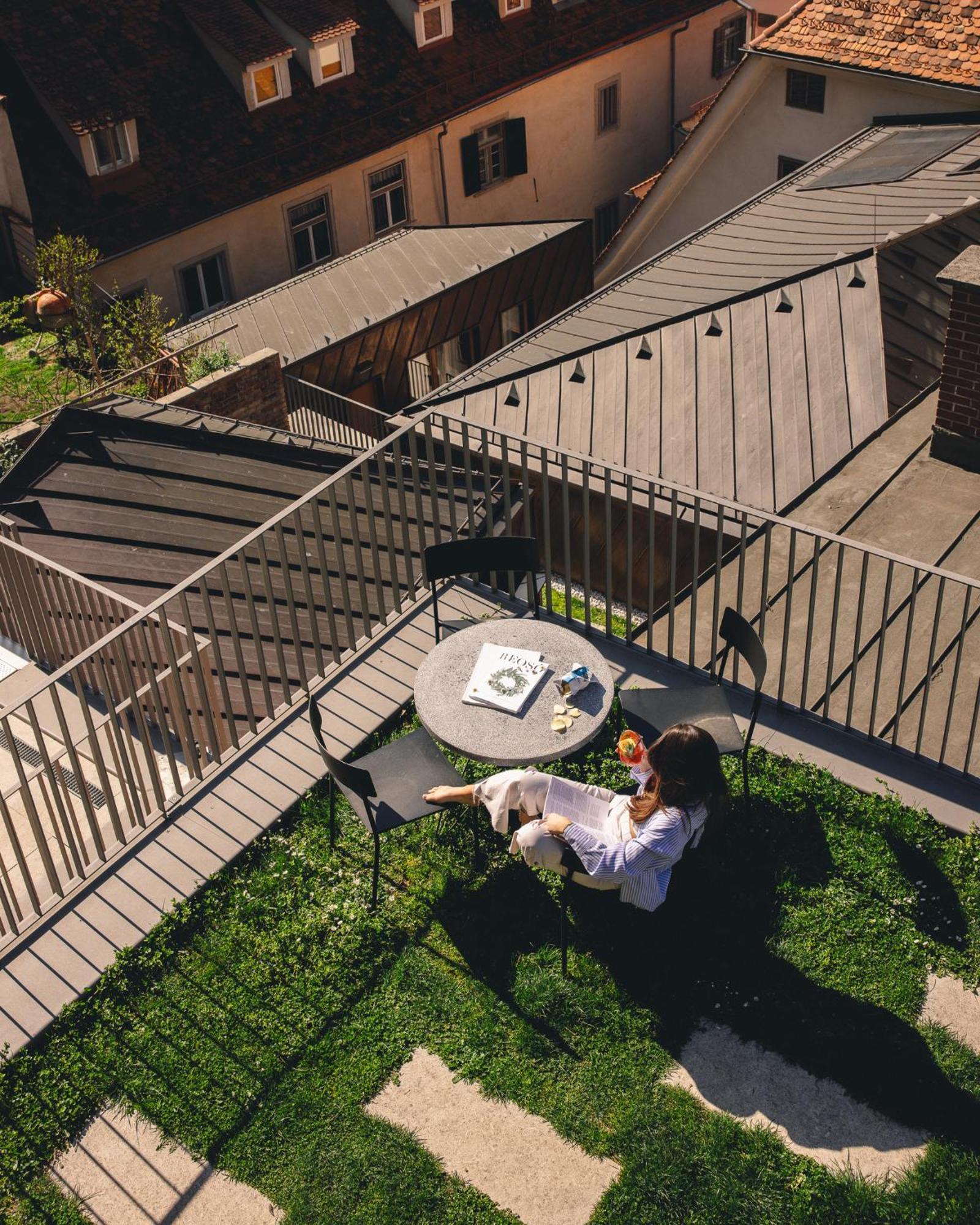 Kai 36 - Hotel Zwischen Fels Und Fluss Graz Zewnętrze zdjęcie A woman sitting on a balcony