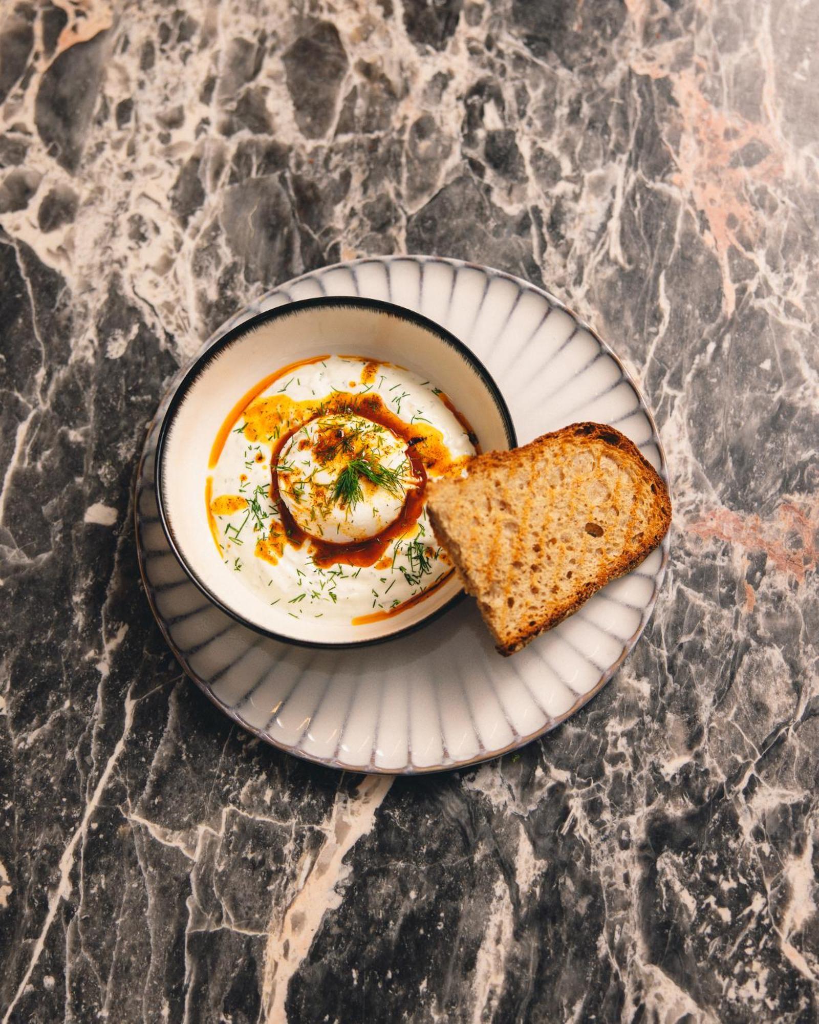 Kai 36 - Hotel Zwischen Fels Und Fluss Graz Zewnętrze zdjęcie A bowl of Labneh with olive oil and sumac